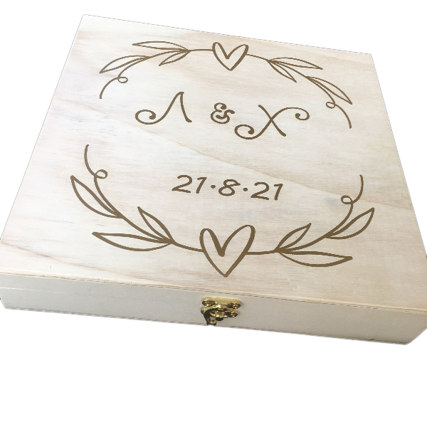 ξύλινη στεφανοθήκη προσωποποιημένη 31x31cm - δώρα γάμου - 2