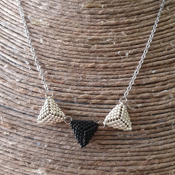 Εντυπωσιακό κολίε miyuki 3d triangles "silver&black" - κοντά, miyuki delica, minimal, γεωμετρικά σχέδια - 3