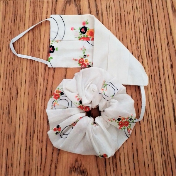 Σετ scrunchie και μάσκα σε λευκό φλοράλ με κόκκινα ανθάκια και σχέδια. - ύφασμα, φλοράλ, σετ δώρου, λαστιχάκια μαλλιών, μάσκες προσώπου - 3