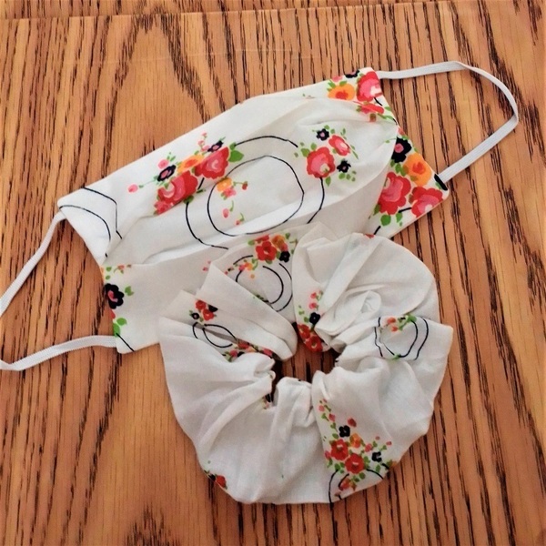 Σετ scrunchie και μάσκα σε λευκό φλοράλ με κόκκινα ανθάκια και σχέδια. - μάσκες προσώπου, statement, λαστιχάκι, σετ δώρου, φλοράλ - 4