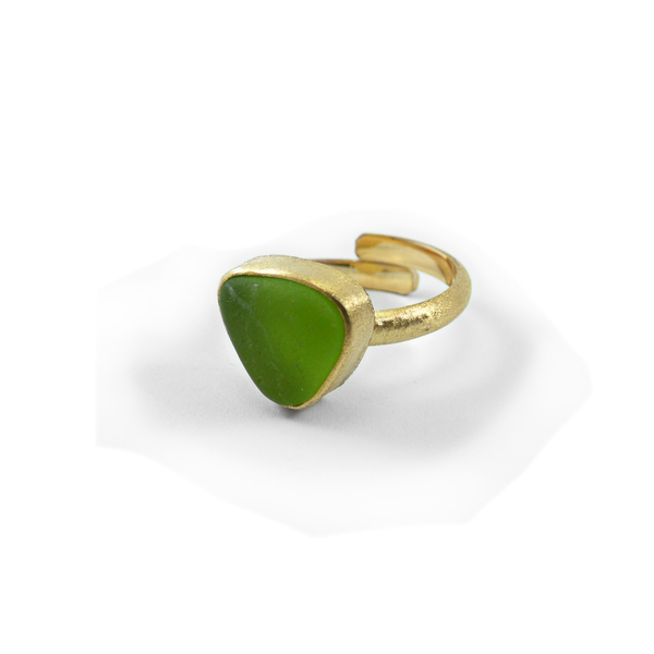 "Green triangle Seaglass ring" - Xειροποίητο επίχρυσο 18κ ματ δαχτυλίδι με γυαλάκι της θάλασσας. - γυαλί, επιχρυσωμένα, αυξομειούμενα