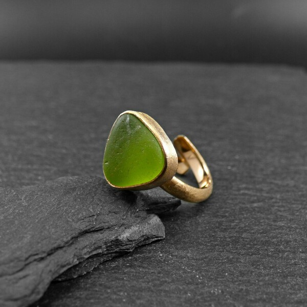 "Green triangle Seaglass ring" - Xειροποίητο επίχρυσο 18κ ματ δαχτυλίδι με γυαλάκι της θάλασσας. - γυαλί, επιχρυσωμένα, αυξομειούμενα - 4