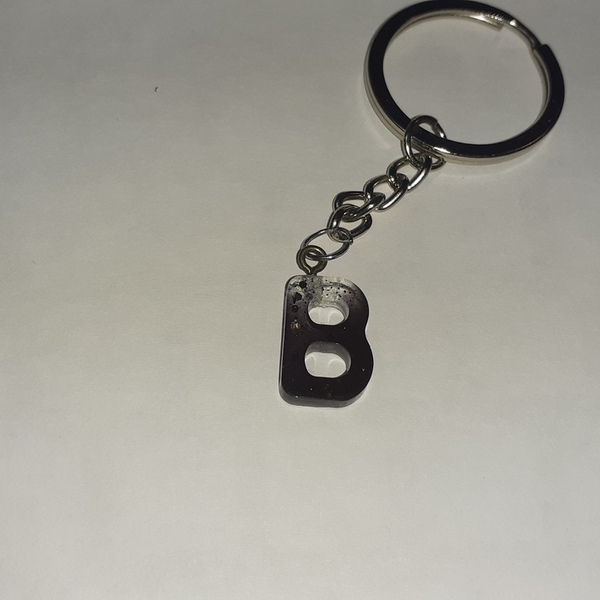 Χειροποίητο μπρελόκ μονόγραμμα σε διαφανές και μαύρο χρώμα από υγρό γυαλί 2cm x 2cm - γυαλί, δώρο, μπρελόκ, κλειδί, μονογράμματα - 4