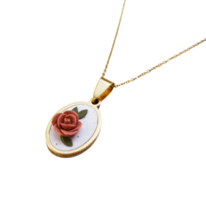 Χειροποίητο ατσάλινο επιχρυσωμένο οβάλ μεταγιόν με τριαντάφυλλο σε λευκό φόντο με καφέ κόκκους (ατσάλι, πηλός) (45εκ. + 5εκ. αυξομειώση) - charms, λουλούδι, ατσάλι, πηλός, επιχρυσωμένα