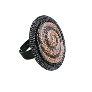 Δαχτυλίδι στρόγγυλο σε μαύρη βάση με σπείρα ρητίνης ροζ - μεγάλα, αυξομειούμενα, γυαλί, ορείχαλκος, φθηνά