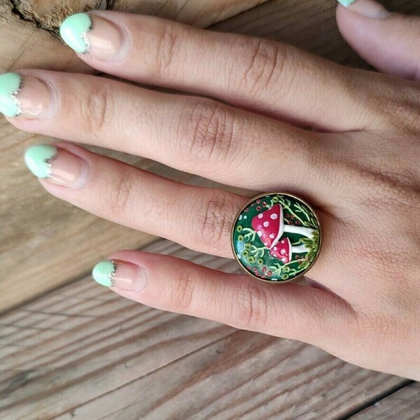 Δαχτυλίδι από πολυμερικό πηλό χειροποίητα σε πράσινο φόντο. Σχέδιο μανιτάρι - ορείχαλκος, πηλός, λουλούδι, μικρά, αυξομειούμενα - 2
