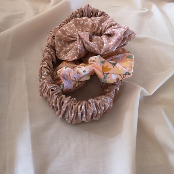 Παιδική, εφηβική υφασματινη βαμβακερη κορδέλα scrunchie με λουλουδάκια σε μπεζ χρώμα 1τμχ. - κορδέλα, βρεφικά, μαμά και κόρη, για παιδιά, αξεσουάρ μαλλιών - 4