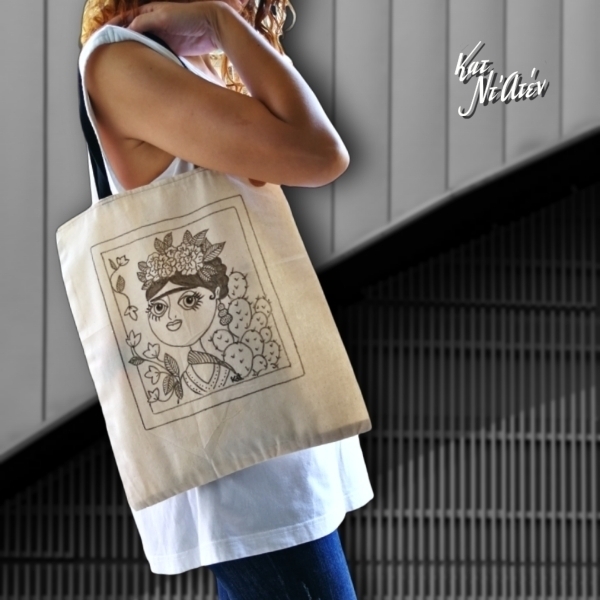 Ζωγραφισμενη οικολογική πάνινη τσάντα 32Χ38εκ , χειροποιητη tote bag, shopper ΦΡΙΝΤΟΥΛΑ ασπρόμαυρη Φρίντα, δωρο για γυναικες και κοριτσια - ύφασμα, ώμου, πάνινες τσάντες - 2