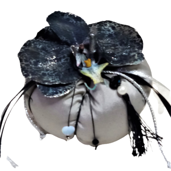 Χειροποίητη κολοκύθα - Γούρι ασημί ματ χρώμα με μαύρη ορχιδέα (14 χ 11 εκ.) - ύφασμα, χειροποίητα, χριστουγεννιάτικο, κολοκύθα, γούρια