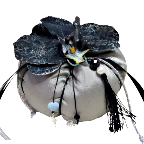 Χειροποίητη κολοκύθα - Γούρι ασημί ματ χρώμα με μαύρη ορχιδέα (14 χ 11 εκ.) - ύφασμα, χειροποίητα, χριστουγεννιάτικο, κολοκύθα, γούρια - 5