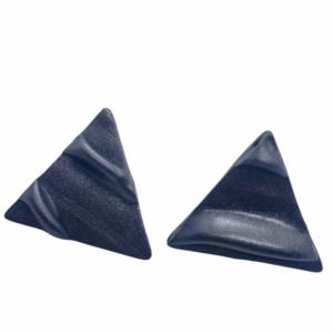Τρίγωνα καρφωτα σκουλαρικια σε σκουρο γκρι χρώμα - πηλός, καρφωτά, ατσάλι, μεγάλα, καρφάκι