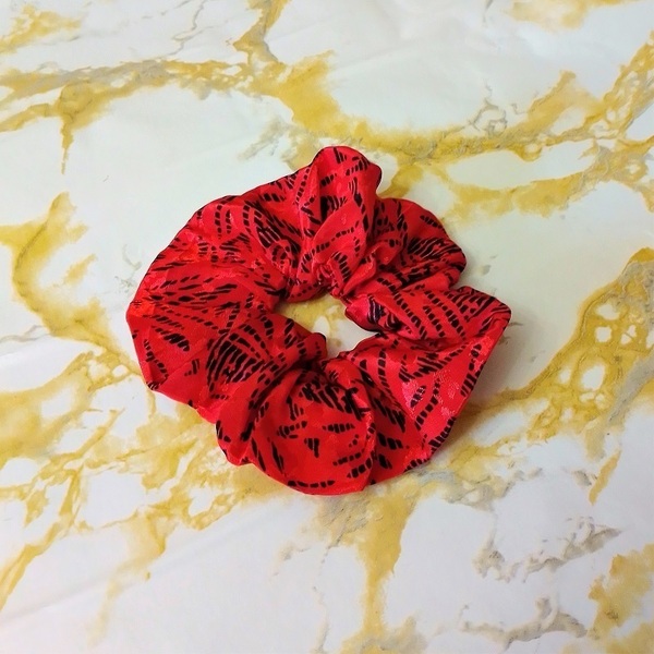 Χειροποίητο γυναικείο scrunchie σατέν, Νο L, κόκκινο με τυχαία σχέδια. - κοκκαλάκι, statement, σατέν, δώρα για γυναίκες, λαστιχάκια μαλλιών - 2