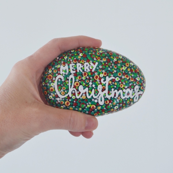 Χριστουγεννιάτικη πέτρα "Merry Christmas", ζωγραφισμένη στο χέρι, μήκους περίπου 10 εκ. - ζωγραφισμένα στο χέρι, διακοσμητικά, merry christmas, διακοσμητικές πέτρες - 2