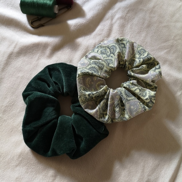 Σετ από χειροποίητα υφασμάτινα scrunchies λαστιχάκια μαλλιών με ένα πράσινο σκούρο βελούδινο και ένα με λαχουρια - κοκκαλάκι, vintage, βελούδο, δώρα για γυναίκες, λαστιχάκια μαλλιών - 2