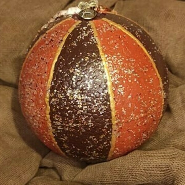 Χειροποίητη χριστουγεννιάτικη μπάλα με Αγιο Βασίλη σε καφέ - πορτοκαλί 12 εκ. - πηλός, στολίδια, μπάλες - 5
