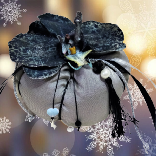 Χειροποίητη κολοκύθα - Γούρι ασημί ματ χρώμα με μαύρη ορχιδέα (14 χ 11 εκ.) - ύφασμα, χειροποίητα, χριστουγεννιάτικο, κολοκύθα, γούρια - 2