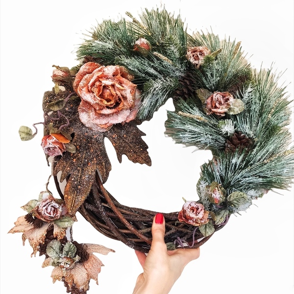 Χριστουγεννιάτικο στεφανι από μπαμπού με τριαντάφυλλα και κουκουνάρια - ξύλο, στεφάνια, διακοσμητικά, κουκουνάρι