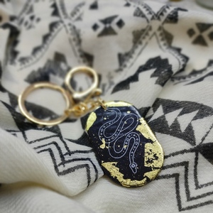 Μαύρο μπρελόκ με σχέδιο φίδι και χρυσές λεπτομέρειες - boho, πρωτότυπα δώρα - 2