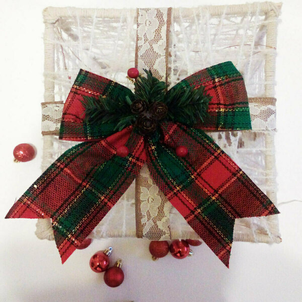 Χριστουγεννιάτικο Φωτιζόμενο Κουτί Δώρου - Χριστουγεννιάτικο Φωτιστικό - ύφασμα, ξύλο, νήμα, διακοσμητικά, κουκουνάρι