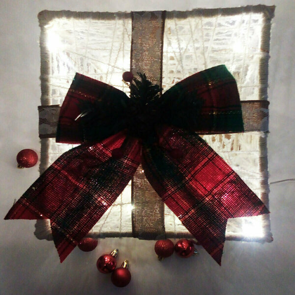 Χριστουγεννιάτικο Φωτιζόμενο Κουτί Δώρου - Χριστουγεννιάτικο Φωτιστικό - ύφασμα, ξύλο, νήμα, διακοσμητικά, κουκουνάρι - 2