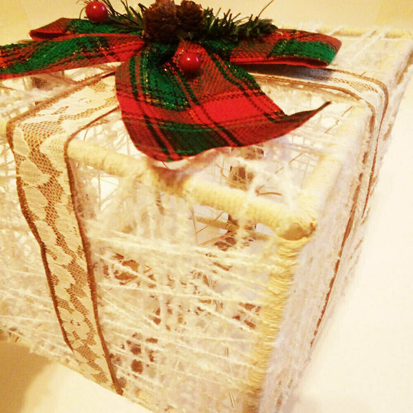 Χριστουγεννιάτικο Φωτιζόμενο Κουτί Δώρου - Χριστουγεννιάτικο Φωτιστικό - ύφασμα, ξύλο, νήμα, διακοσμητικά, κουκουνάρι - 3