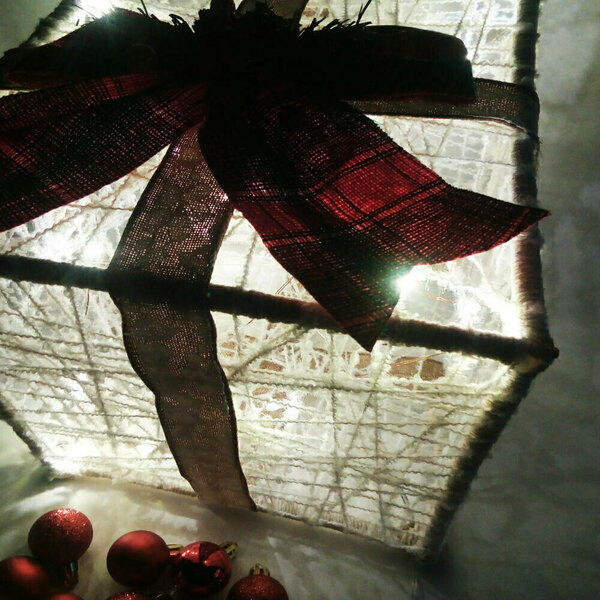 Χριστουγεννιάτικο Φωτιζόμενο Κουτί Δώρου - Χριστουγεννιάτικο Φωτιστικό - ύφασμα, ξύλο, νήμα, διακοσμητικά, κουκουνάρι - 4