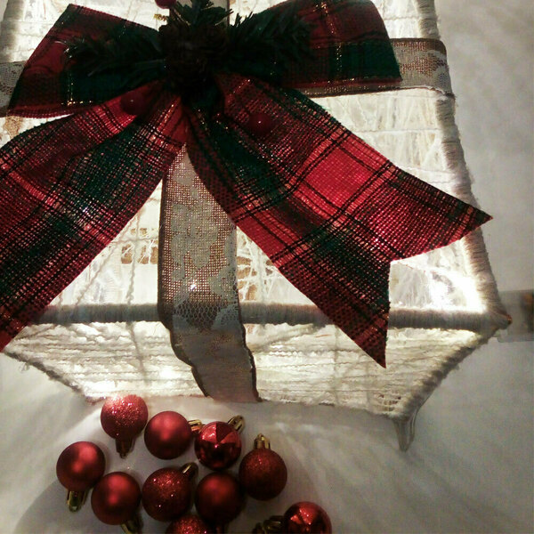 Χριστουγεννιάτικο Φωτιζόμενο Κουτί Δώρου - Χριστουγεννιάτικο Φωτιστικό - ύφασμα, ξύλο, νήμα, διακοσμητικά, κουκουνάρι - 5