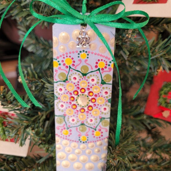 Ξύλινος σελιδοδείκτης - στολίδι με σχέδιο mandala ζωγραφισμένο στο χέρι και μεταλλικό "22" - ξύλο, διακοσμητικά, χριστουγεννιάτικα δώρα, δώρα για δασκάλες - 3
