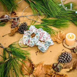 Σετ με δυο χριστουγεννιάτικα λαστιχάκια μαλλιών scrunchies εκρού με καρδούλες και δενδράκια - ύφασμα, γυναικεία, χειροποίητα, χριστουγεννιάτικα δώρα, λαστιχάκια μαλλιών - 2