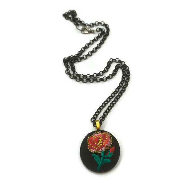 Κοντό κολιέ με μαύρη αλυσίδα και στρογγυλό μοτίφ με κεντημένο τριαντάφυλλο - τριαντάφυλλο, κοντά, λουλούδι, μενταγιόν