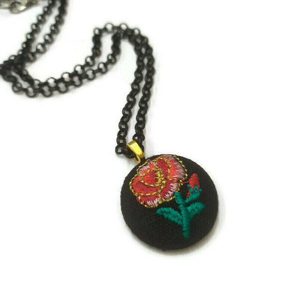 Κοντό κολιέ με μαύρη αλυσίδα και στρογγυλό μοτίφ με κεντημένο τριαντάφυλλο - τριαντάφυλλο, κοντά, λουλούδι, μενταγιόν - 2