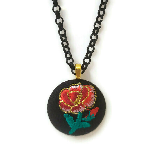 Κοντό κολιέ με μαύρη αλυσίδα και στρογγυλό μοτίφ με κεντημένο τριαντάφυλλο - τριαντάφυλλο, κοντά, λουλούδι, μενταγιόν - 3
