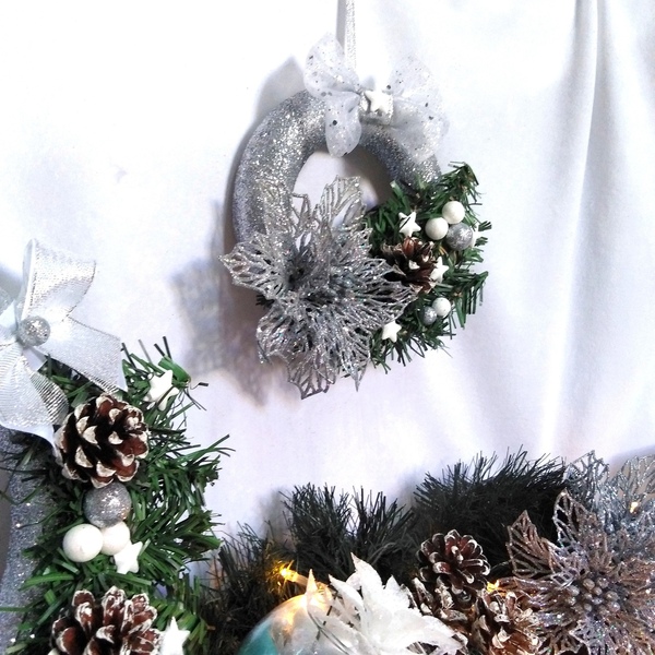 Χριστουγεννιάτικο στεφάνι με ασημί γκλίτερ και ασορτί στολίδια 23*22cm - στεφάνια, διακοσμητικά, χριστούγεννα, πρωτοχρονιά - 3