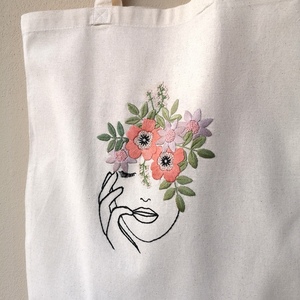 Τσάντα πάνινη tote bag από 100% βαμβακερό ύφασμα κεντημένη στο χέρι, σχέδιο "Face with Flowers" - ύφασμα, ώμου, tote, πάνινες τσάντες - 3