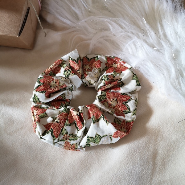 Χειροποίητο χριστουγεννιάτικο λαστιχάκι μαλλιών scrunchie κοκαλάκι σε σπασμένο λευκό χρώμα με αλεξανδρινά 1τμχ medium size - ύφασμα, χριστουγεννιάτικο, χριστουγεννιάτικα δώρα, λαστιχάκια μαλλιών - 2