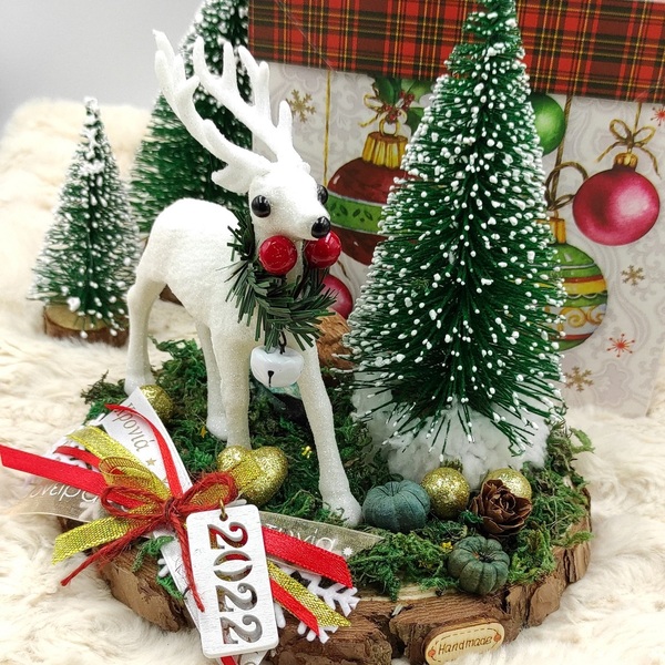 Χειροποίητη Σύνθεση γούρι 2022 ξύλινο διακοσμητικό με λευκό τάρανδο και έλατο σε κορμό δέντρου 17cm - ξύλο, χριστουγεννιάτικα δώρα, γούρια - 2