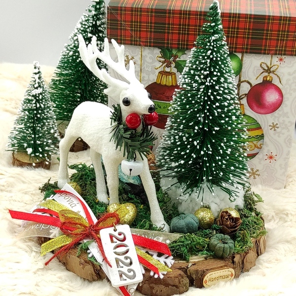 Χειροποίητη Σύνθεση γούρι 2022 ξύλινο διακοσμητικό με λευκό τάρανδο και έλατο σε κορμό δέντρου 17cm - ξύλο, χριστουγεννιάτικα δώρα, γούρια - 4
