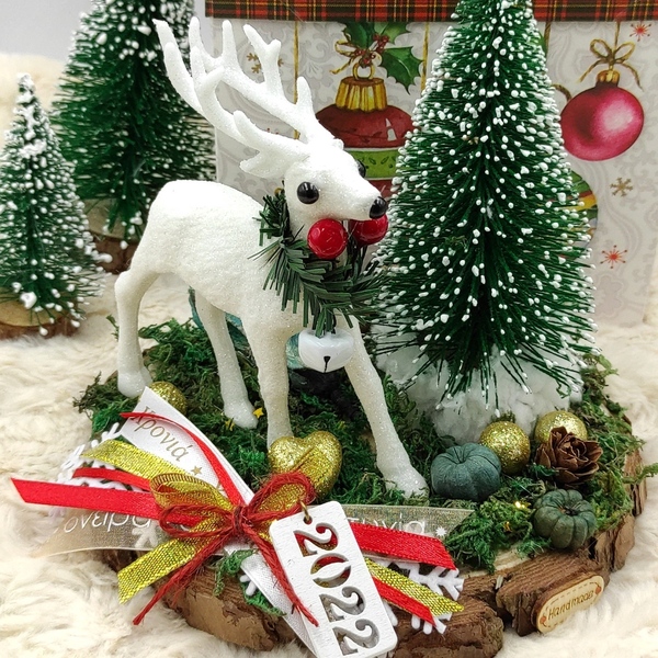 Χειροποίητη Σύνθεση γούρι 2022 ξύλινο διακοσμητικό με λευκό τάρανδο και έλατο σε κορμό δέντρου 17cm - ξύλο, χριστουγεννιάτικα δώρα, γούρια - 5