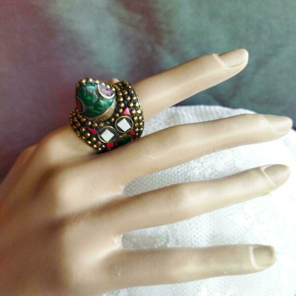 Μεγάλο μπρούντζινο δαχτυλίδι με μωσαϊκό από πέτρες λευκές, κόκκινες και πράσινες 2,5*3*4 - boho, ethnic, μπρούντζος, σταθερά, φθηνά - 3