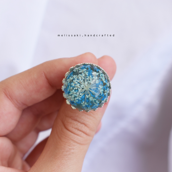 Blooming in Winter | Χειροποίητο ασημί δαχτυλίδι από υγρό γυαλί και αποξηραμένα γαλάζια λουλούδια (ορείχαλκος, αυξομειούμενο) - γυαλί, επάργυρα, λουλούδι, μεγάλα, χριστούγεννα - 2
