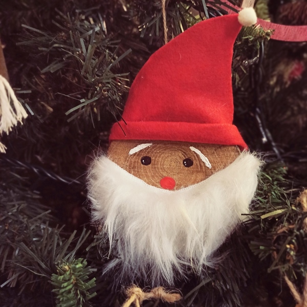 Στολίδι, φέτα ξύλου, Άγιος Βασίλης ζωγραφιά, γουνάκι, τσόχα - ύφασμα, ξύλο, χριστουγεννιάτικα δώρα, άγιος βασίλης, στολίδια - 2