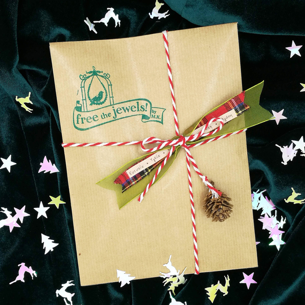 Γούρι ρόδι με χάντρες - σπόρια και μπορντό κορδέλα - ξύλο, ρόδι, χριστουγεννιάτικα δώρα, γούρια - 3