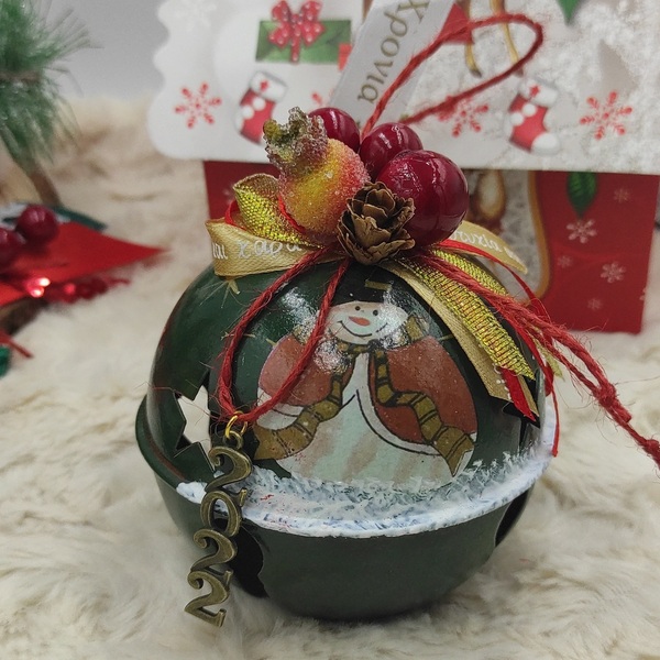 Γούρι 2022 κόκκινη πράσινη Κουδούνα 10cm με χριστουγεννιάτικη παράσταση - χριστουγεννιάτικα δώρα, γούρια - 2