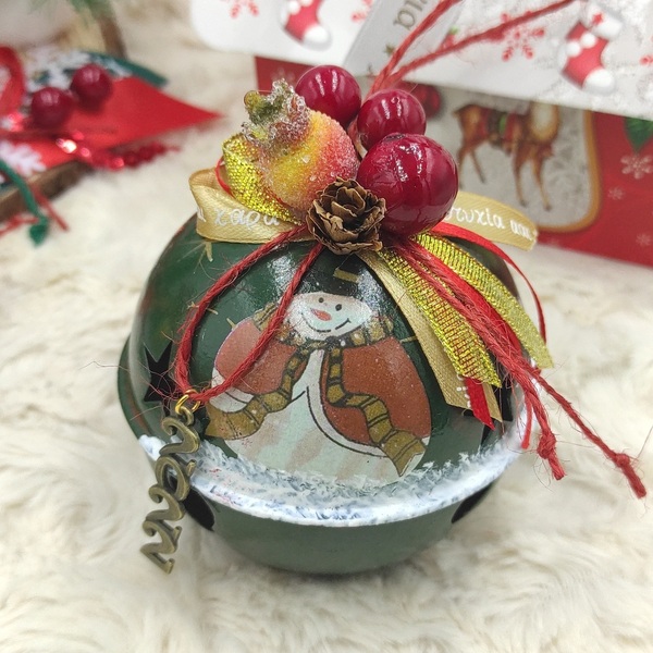 Γούρι 2022 κόκκινη πράσινη Κουδούνα 10cm με χριστουγεννιάτικη παράσταση - χριστουγεννιάτικα δώρα, γούρια - 4