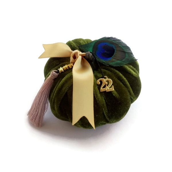 Σετ δώρου Γούρι και Ευχετήρια Κάρτα Πράσινη Μεσαία Κολοκύθα με φτερό παγωνιού μάτι 10εκ Βελούδο - βελούδο, κάρτα ευχών, κολοκύθα, σετ δώρου, γούρια - 2