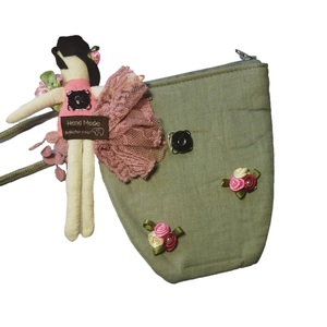 Πάνινο Παιδικό Κρεμαστό Πορτοφόλι με αποσπώμενη μινιατούρα "Fridita No3" ροζ-πράσινο 10*15 εκ. - χειροποίητα, κουκλίτσα, μινιατούρες φιγούρες, τσαντάκια - 3
