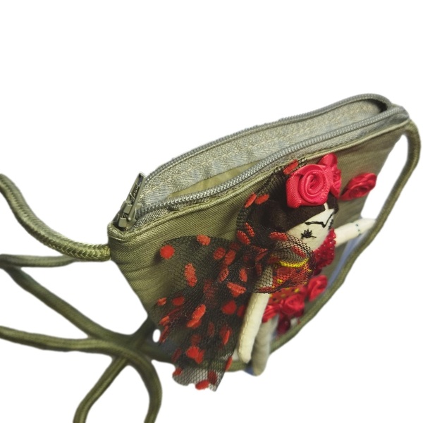 Πάνινο Παιδικό Κρεμαστό Πορτοφόλι με αποσπώμενη μινιατούρα "Fridita No 5" κόκκινο-πράσινο 10*15 εκ. - χειροποίητα, κουκλίτσα, μινιατούρες φιγούρες, τσαντάκια - 4