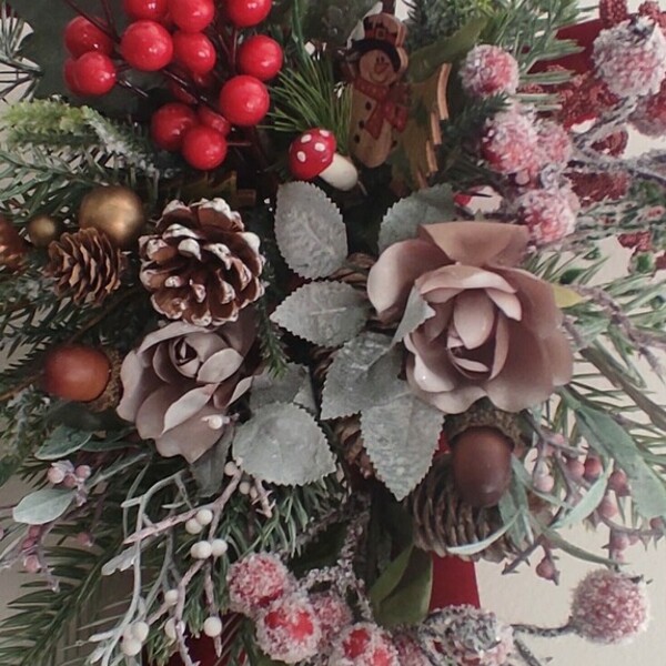 Χριστουγεννιάτικο στεφάνι βελούδινες κόκκινες μαγκούρες 50 χ 42 εκ. - ύφασμα, βελούδο, διακοσμητικά, κουκουνάρι - 3