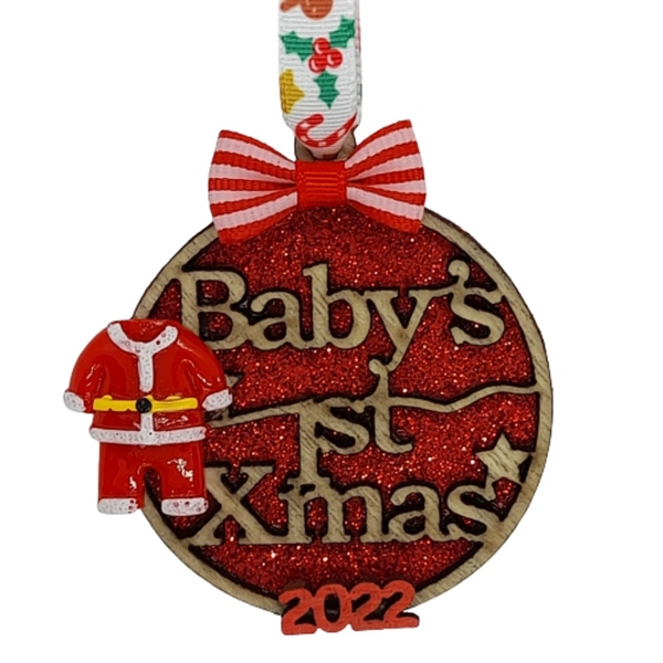 Γούρι κρεμαστό στολίδι "Τα πρώτα Χριστούγεννα μωρού" για αγόρι μινιατούρα στολή, κόκκινο γκλίτερ, φιόγκος, αστέρι - ξύλο, άγιος βασίλης, πρώτα Χριστούγεννα, γούρια - 2
