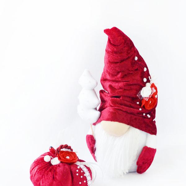 Χριστουγεννιάτικος νάνος με γούρι - βελούδο, διακοσμητικά